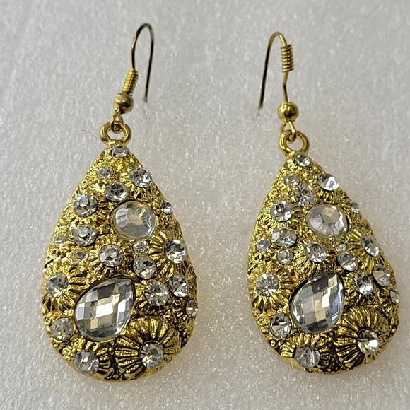 Gold Tone Oval Earrings with embedded Glittering Clear Fashion Crystal Stones - Picture 1 of 13